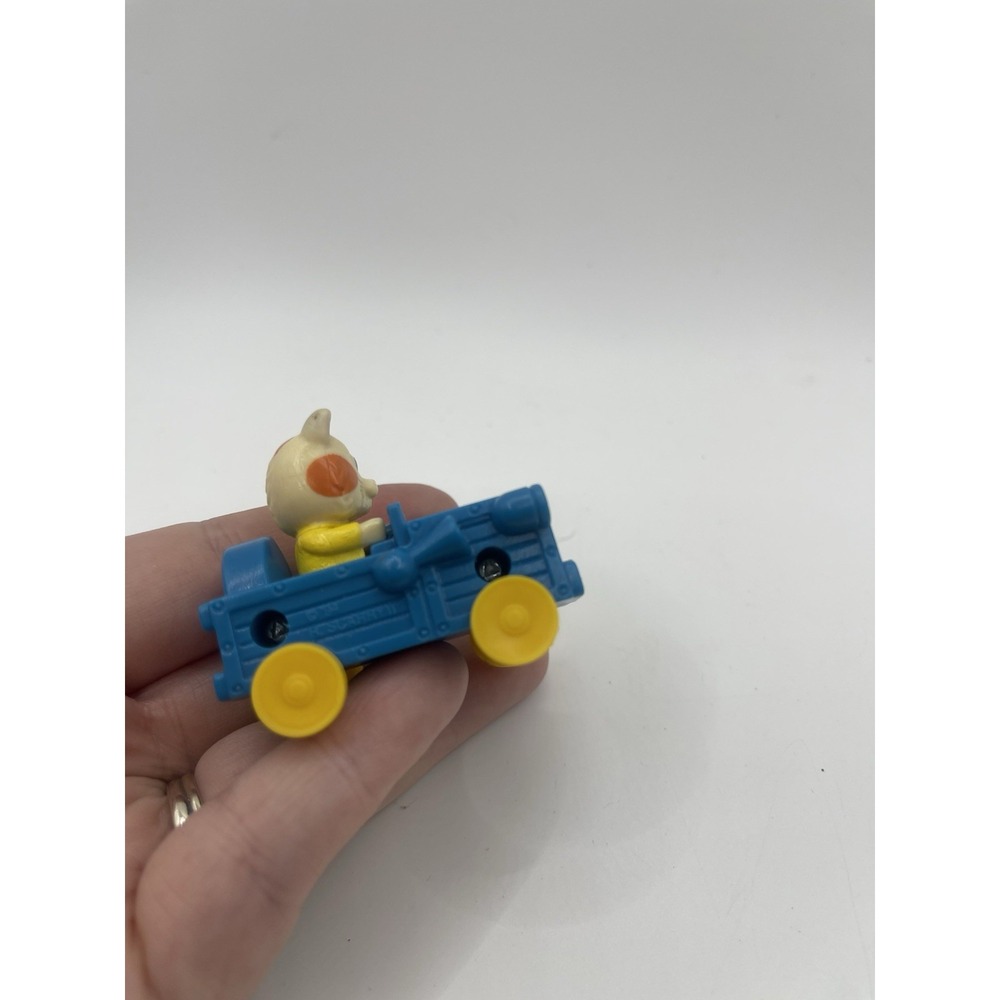 1994 RICHARD SCARRY BUSYTOWN HUCKLE CAT IN BLUE CAR 1.75" X 2" FIGURE - Picture 5 of 5